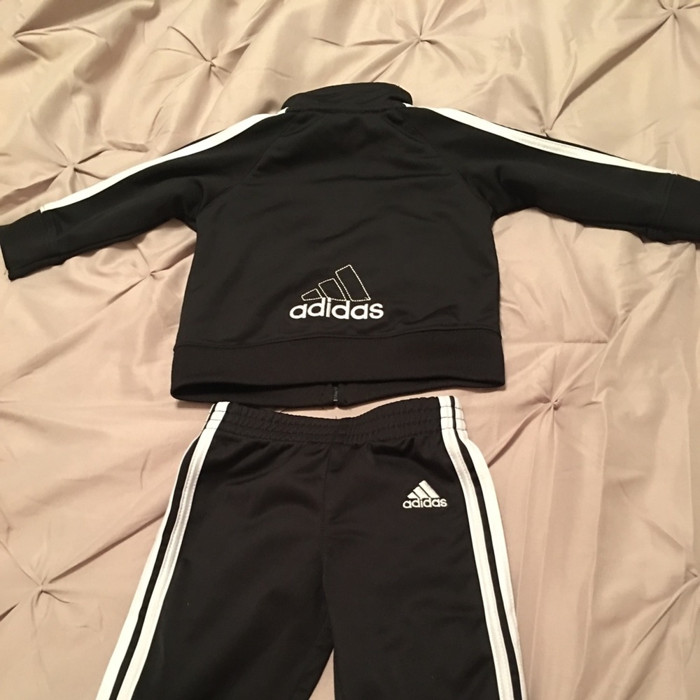 Adidas toddler set 9 months🖤